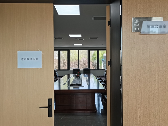 在今年研考复试期间，长安大学设立28间考研线上复试专用室。专用室环境安静，有稳定网络，配备摄像头、支架等，24小时开放，学生随到随用。长安大学供图