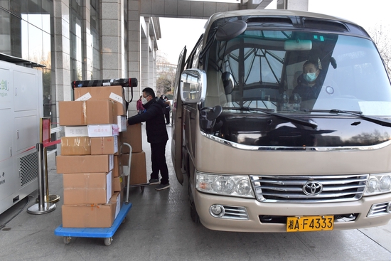 借考省将借考试卷装入押运车。受访者供图