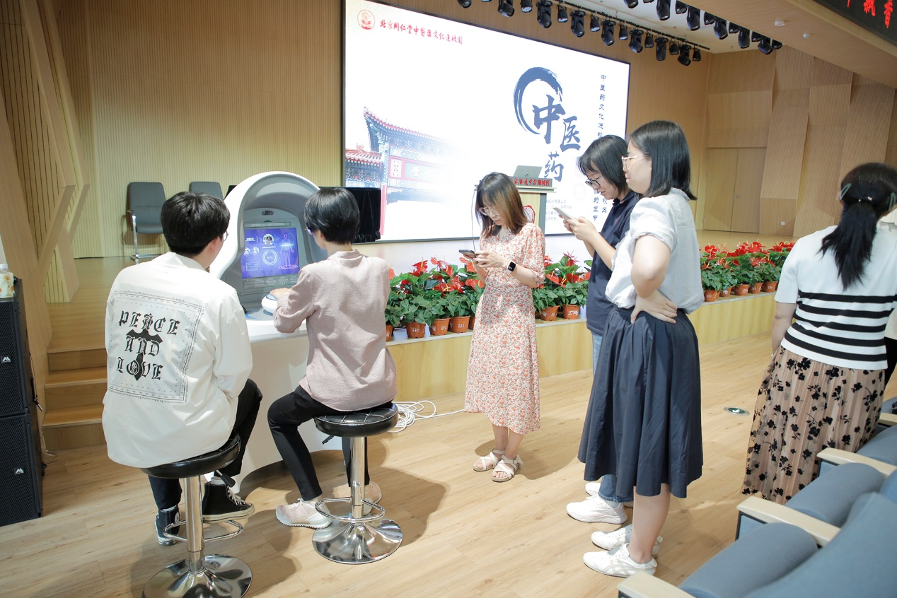 国粹传承润童心 百草飘香护健康 第二届“同仁堂药王节”走进北京市中小学校园